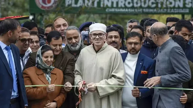 श्रीनगर में उमर अब्दुल्ला ने तिरंगे रिबन को काटने से किया इनकार, वीडियो वायरल