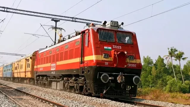 रामपुर में चलती ट्रेन में 7 लाख की लूट, फायरिंग कर फरार हुए बदमाश