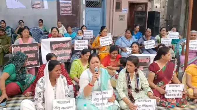 मेरठ सेंट्रल मार्केट: तिरंगा चौक पर महिलाओं का धरना छठे दिन भी जारी