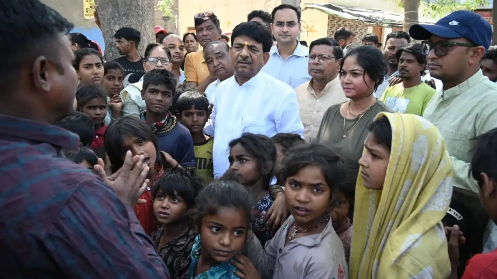स्कूल चलो अभियान: कपिल देव अग्रवाल ने झुग्गी बस्तियों में चलाया जागरूकता अभियान