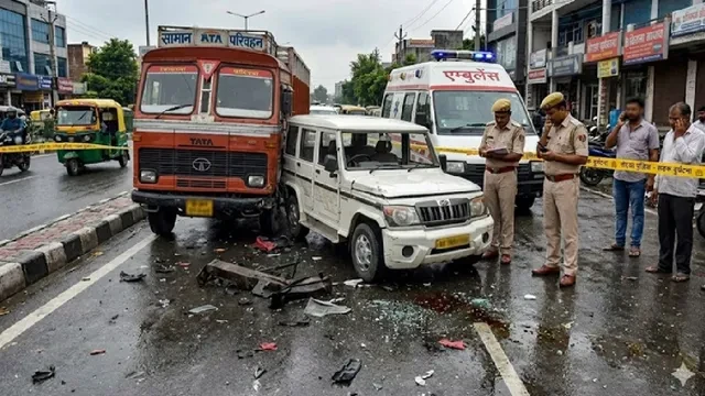 आंध्र प्रदेश के कुरनूल में भीषण सड़क हादसा, बोलेरो-लॉरी टक्कर में 8 लोगों की मौत