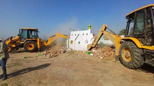 संभल में अवैध कब्जे पर बुलडोजर कार्रवाई, इमामबाड़ा और ईदगाह ध्वस्त