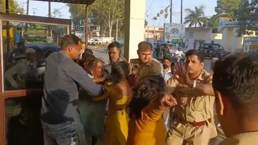 मुजफ्फरनगर में पुलिस चौकी के बाहर दो परिवारों की महिलाओं में जमकर मारपीट