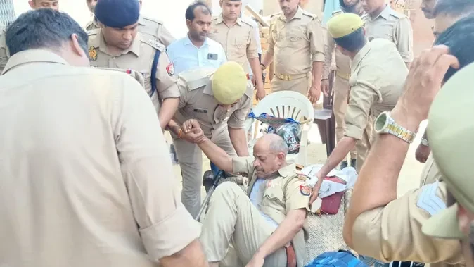 वाराणसी में झंडा विवाद ने लिया हिंसक रूप, पथराव में एसीपी घायल