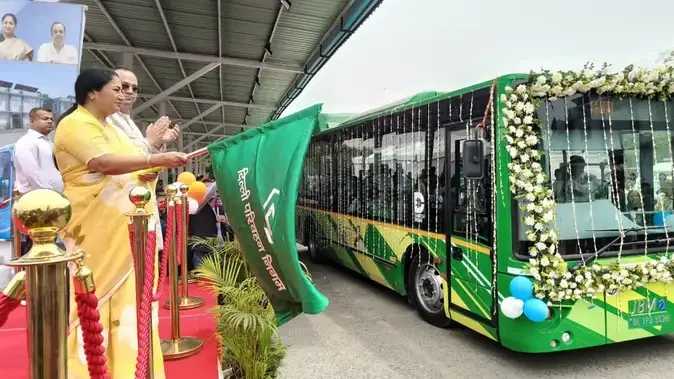 दिल्ली को मिली 200 नई इलेक्ट्रिक बसें, सीएम ने दिखाई हरी झंडी
