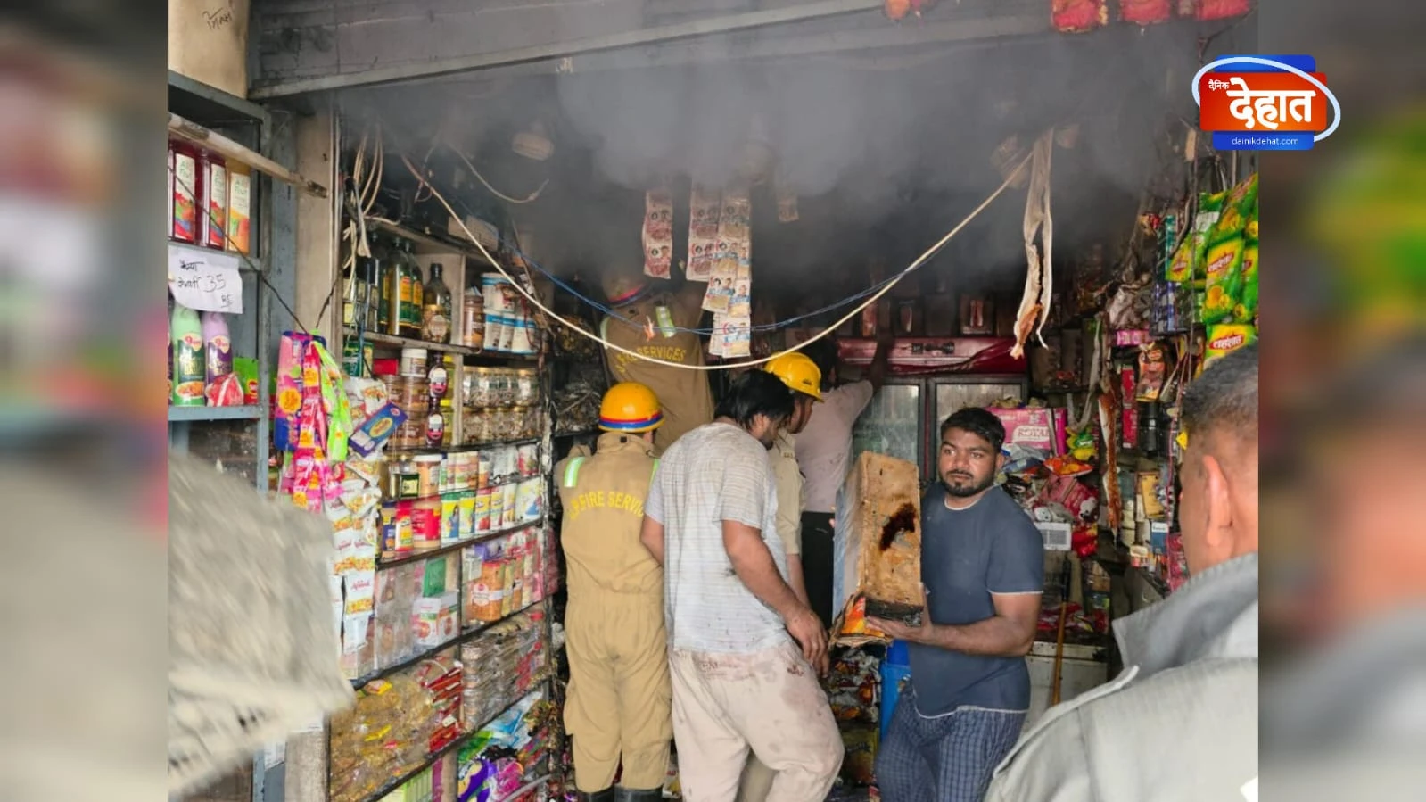 मुजफ्फरनगर के मदीना चौक पर कन्फेक्शनरी की दुकान में लगी भीषण आग, बड़ा हादसा टला