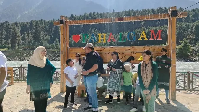 पहलगाम में फिर लौटी रौनक, एक साल बाद बढ़ी पर्यटकों की आवाजाही
