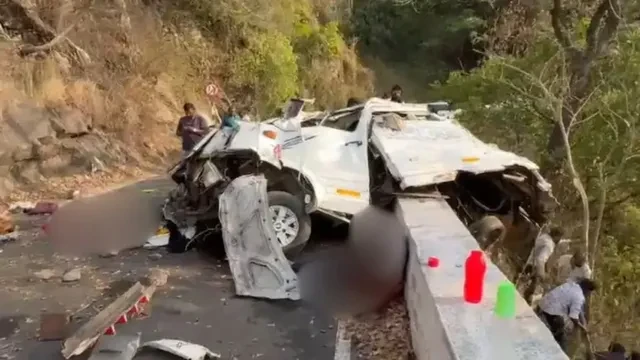 कोयंबटूर में बड़ा सड़क हादसा: वैन खाई में गिरी, 9 पर्यटकों की मौत