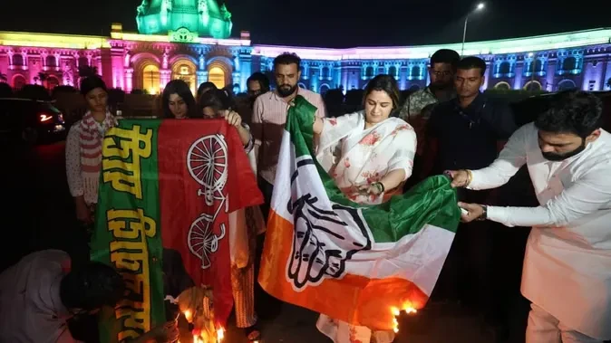 अपर्णा यादव का विधानसभा पर प्रदर्शन, सपा-कांग्रेस का झंडा जलाया