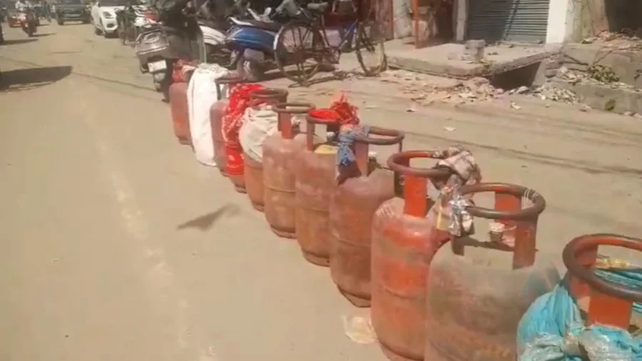 मेरठ में भीषण गर्मी के बीच गैस सिलेंडर के लिए लंबी कतारें, उपभोक्ताओं की बढ़ी परेशानी