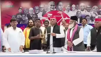 फतेहपुर चाय वाले से मिले अखिलेश यादव, पिता-पुत्र को भेंट किए पीतल के बर्तन
