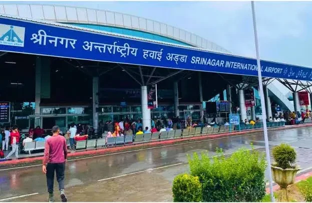 श्रीनगर एयरपोर्ट पर दो अमेरिकी नागरिक हिरासत में, सामान से सैटेलाइट फोन बरामद