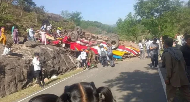 उधमपुर सड़क हादसा: यात्री बस खाई में गिरी, 15 की मौत