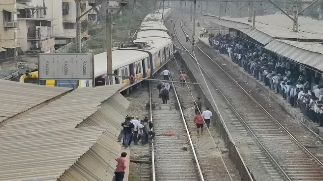 डोंबिवली में लोकल ट्रेन का कोच पटरी से उतरा, सेंट्रल लाइन पर अफरा-तफरी