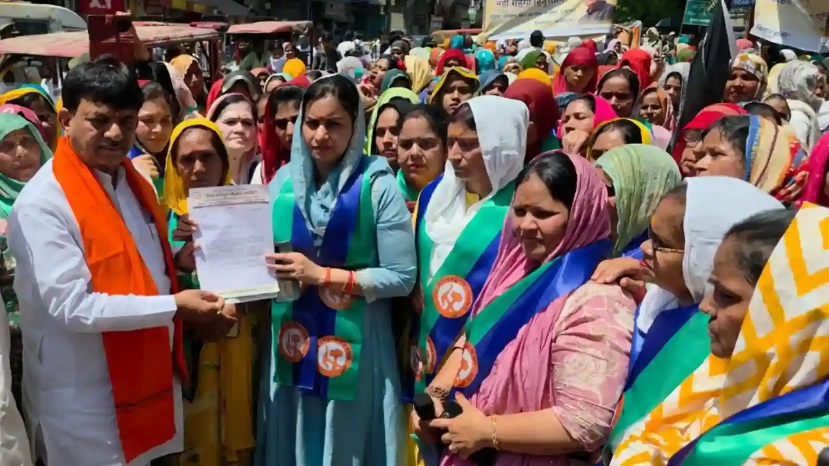 मुजफ्फरनगर: महिला आरक्षण को लेकर सड़कों पर उतरीं महिलाएं, सौंपा ज्ञापन