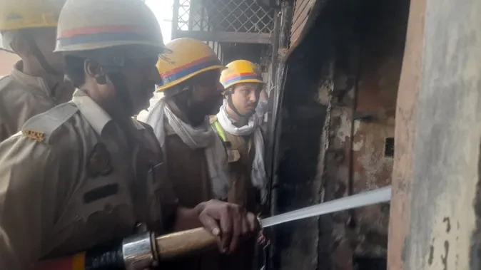 सरधना में पेपर मिल में अचानक लगी आग, कर्मचारियों में मचा हड़कंप