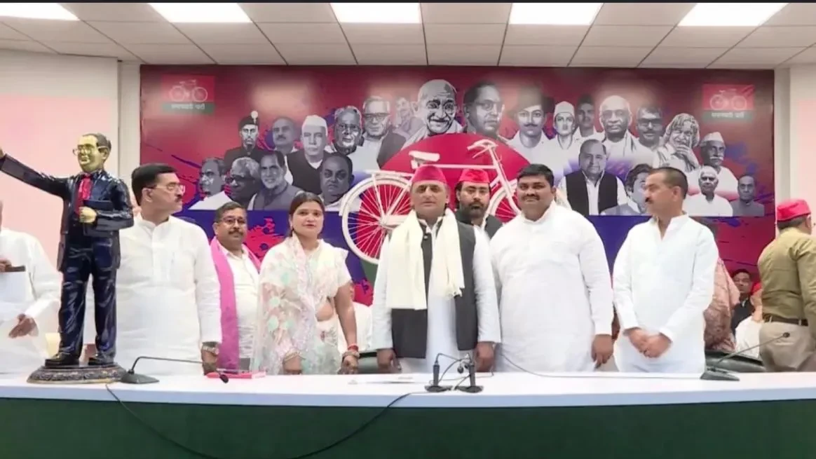 हसनपुर में बड़ा सियासी उलटफेर, भाजपा विधायक के भाई सपा में शामिल