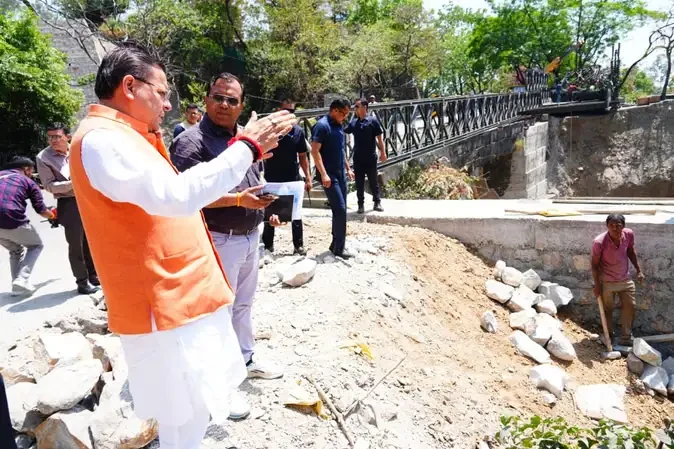 धामी ने मसूरी रोड पुल का किया निरीक्षण, जल्द पूरा करने के निर्देश