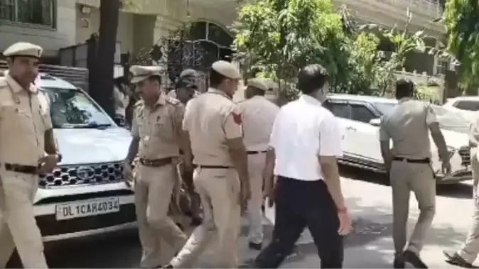 दिल्ली में आईआरएस अधिकारी की बेटी की हत्या, घर में मिला शव