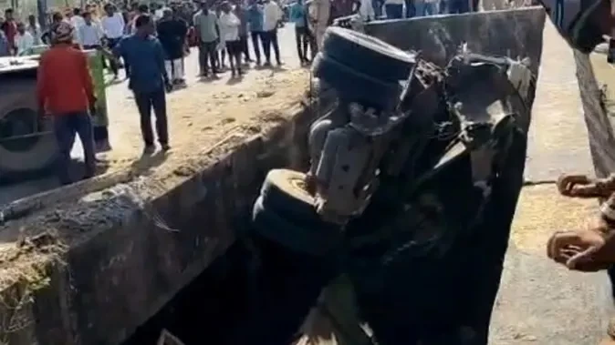 एमपी: रामपुर बघेलान में भीषण सड़क हादसा, नहर में गिरा ट्रक, 3 की मौत