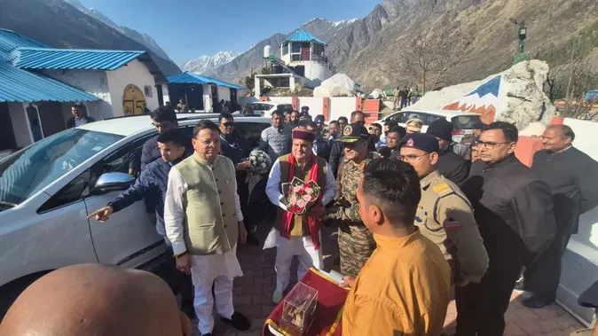 सीएम धामी पहुंचे बदरीनाथ धाम, मास्टर प्लान के कार्यों का करेंगे निरीक्षण