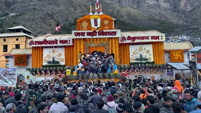 बदरीनाथ धाम के कपाट खुलते ही उमड़ा आस्था का सैलाब, सीएम धामी ने की पूजा