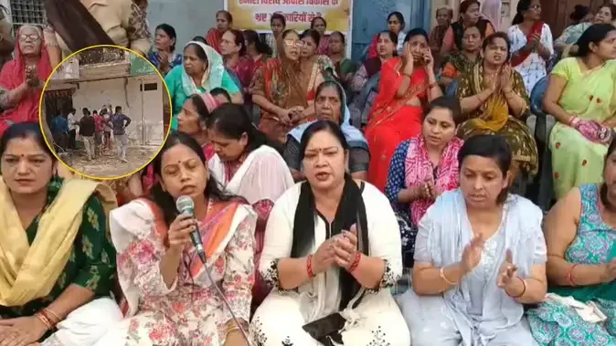 सेंट्रल मार्केट मेरठ में 15वें दिन भी जारी धरना, महिलाओं ने हनुमान चालीसा का किया पाठ