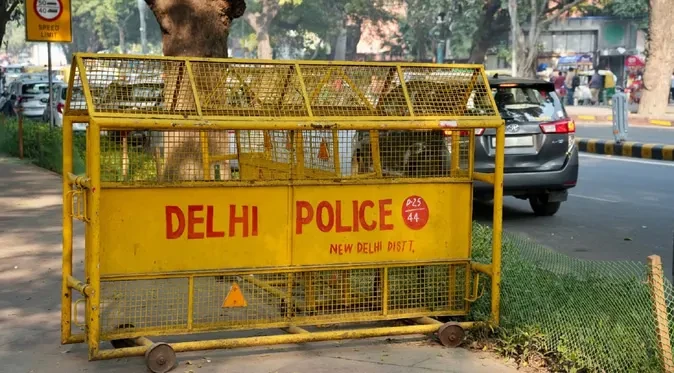 दिल्ली के चार स्कूलों को मिली बम की धमकी, जांच में निकली फर्जी
