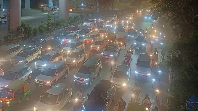दिल्ली-एनसीआर में फिर बदला मौसम का मिजाज, धूल भरी आंधी के बाद बारिश के आसार