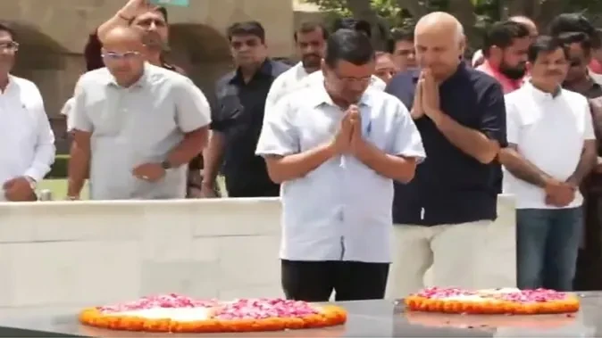 राजघाट पहुंचे केजरीवाल और सिसोदिया, कोर्ट में पेश न होने के फैसले को बताया ‘सत्याग्रह'
