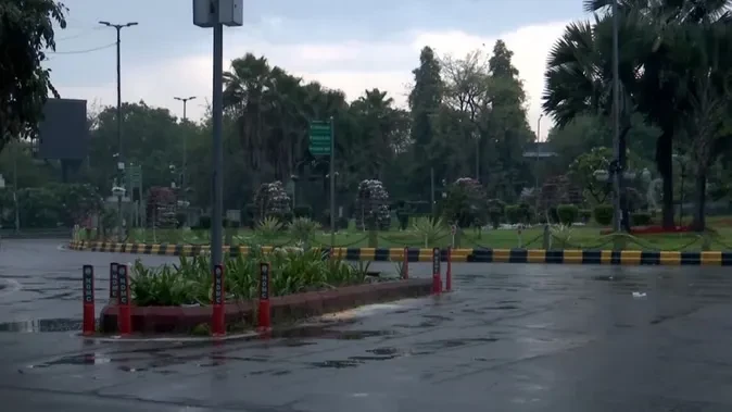 तेज हवाओं और बारिश ने बदला दिल्ली का मौसम, गर्मी से राहत