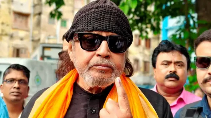 मिथुन चक्रवर्ती ने किया मतदान, बोले- ‘बहुत अधिक लोग वोट डालने आए हैं’