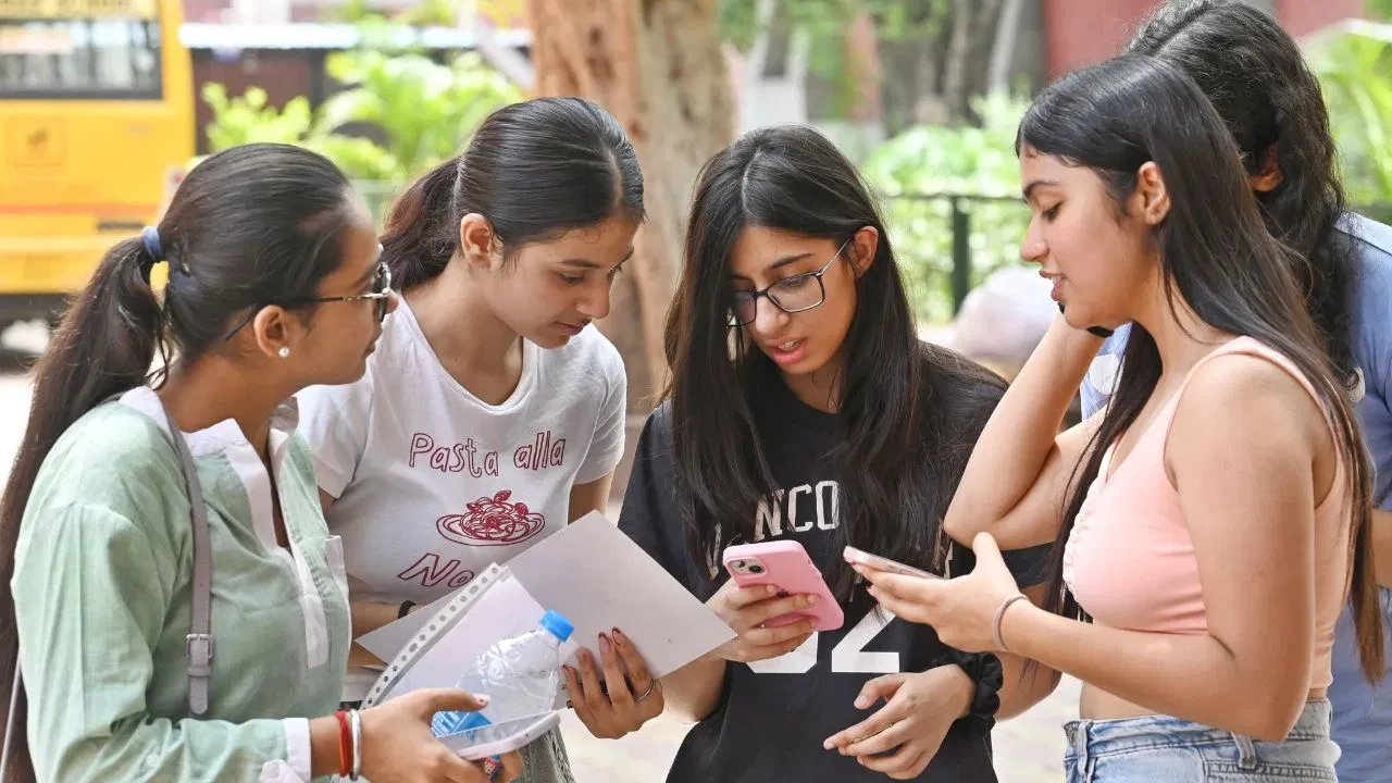 छत्तीसगढ़ बोर्ड रिजल्ट 2026 जारी, 10वीं-12वीं में बेटियों का शानदार प्रदर्शन