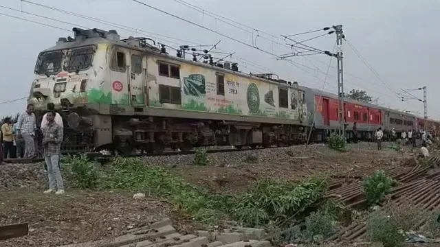यूपी में आंधी-तूफान का असर, रेलवे ट्रैक पर गिरे पेड़, ट्रेन संचालन प्रभावित