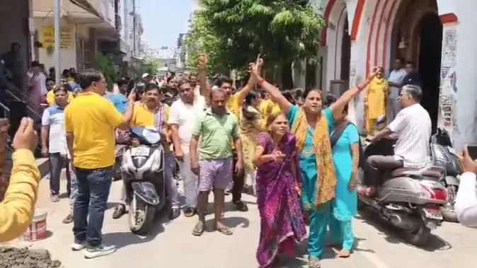 मेरठ सेंट्रल मार्केट में आवास विकास की कार्रवाई का जोरदार विरोध