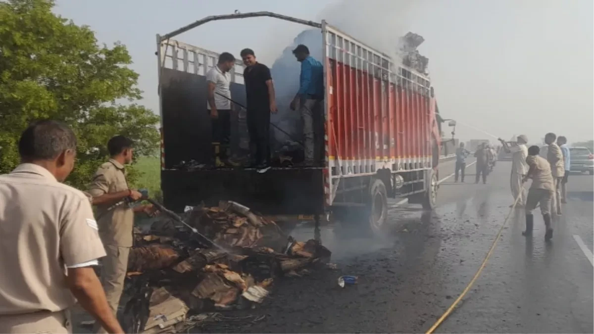 मुजफ्फरनगर: चलते ट्रक में लगी भीषण आग, हाईवे पर मचा हड़कंप