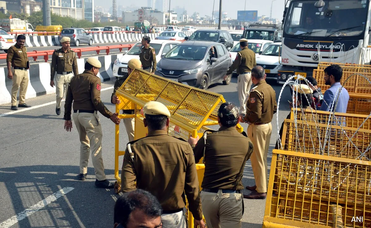 दिल्ली: कार की टक्कर से फ्लाईओवर से नीचे गिरा डिलीवरी एजेंट, अस्पताल में मौत