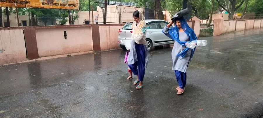 भीषण गर्मी के बाद पश्चिमी यूपी में बारिश से मौसम हुआ सुहाना