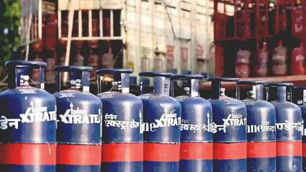 कमर्शियल गैस सिलेंडर महंगा, 19 किलो पर 993 रुपये की बढ़ोतरी