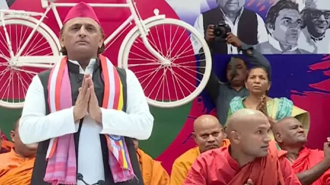 सपा दफ्तर में गूंजा ‘बुद्धं शरणं गच्छामि’, भिक्षुओं ने दिया शांति का संदेश