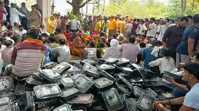 आगरा: स्मार्ट मीटरों पर ग्रामीणों का गुस्सा फूटा, उखाड़कर बिजलीघर में लगाया ढेर