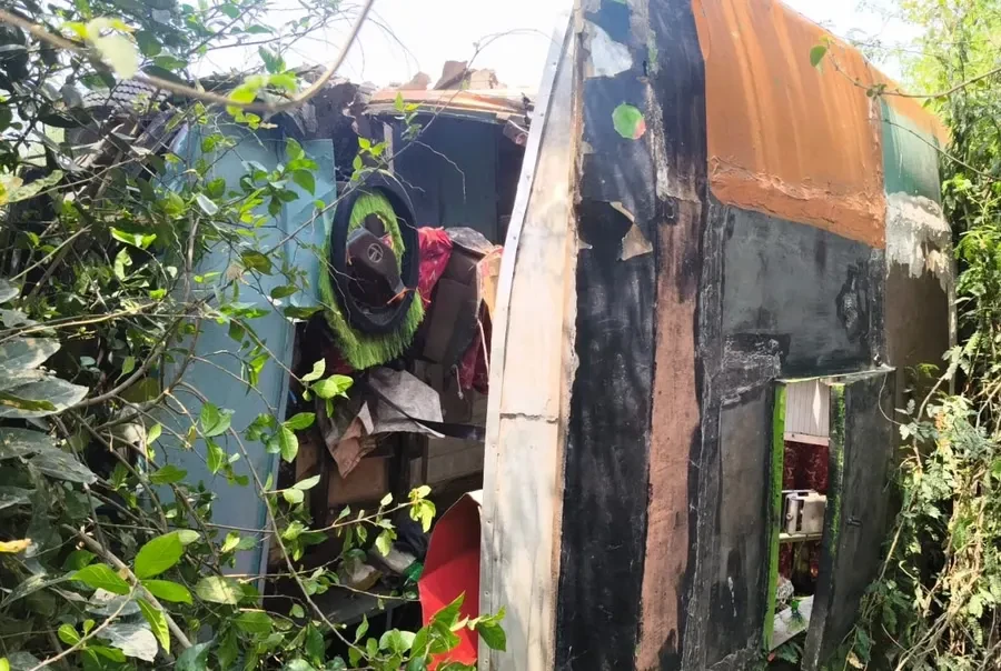 शाहजहांपुर: ओवरटेक के चक्कर में पलटी प्राइवेट बस, 25 यात्री घायल