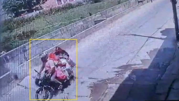 मेरठ के माधवपुरम में सड़क फटी, जोरदार धमाके से मचा हड़कंप
