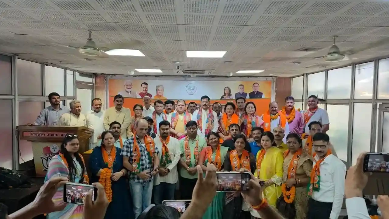 उत्तराखंड में कांग्रेस को बड़ा झटका, कई दिग्गज नेता भाजपा में शामिल
