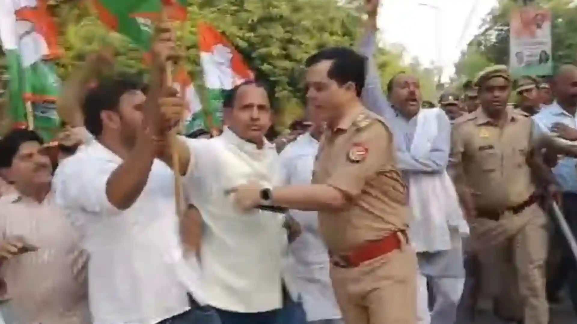 मुजफ्फरनगर: कांग्रेस की ‘किसान नौजवान बचाओ यात्रा’ रोकी गई, हंगामा