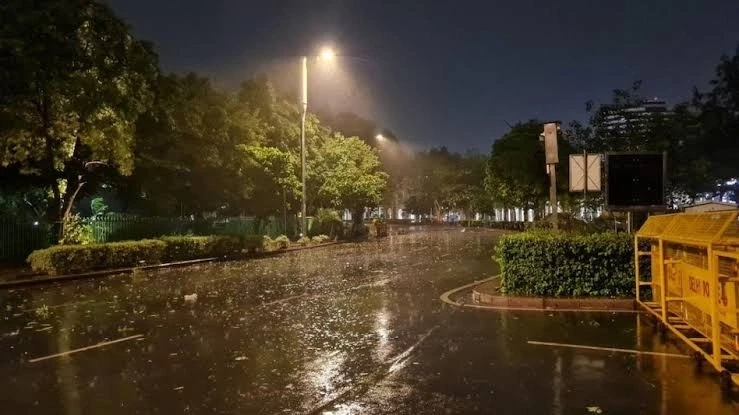 आंधी-बारिश ने बदला दिल्ली-NCR का मिजाज, अगले दो दिनों के लिए येलो अलर्ट जारी