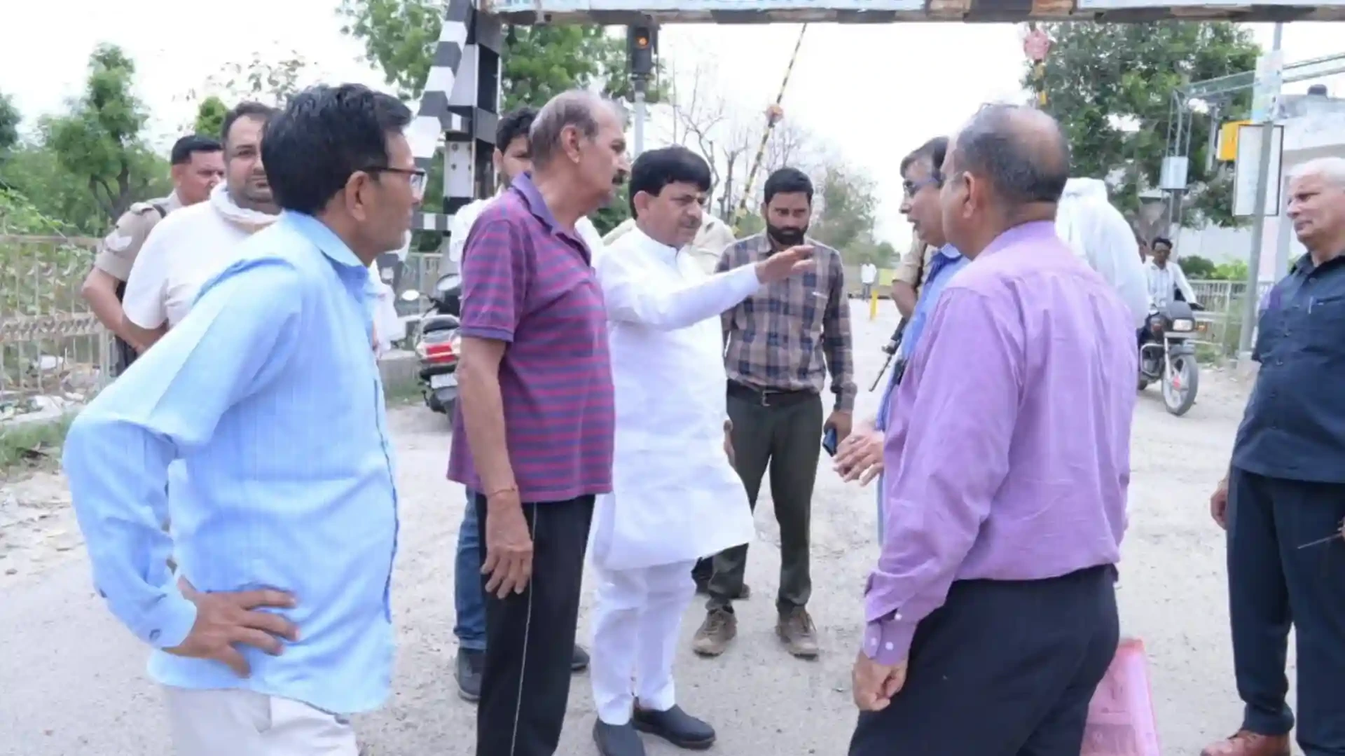 मुजफ्फरनगर: मंत्री कपिल देव ने निर्माणाधीन अंडरपास का किया निरीक्षण
