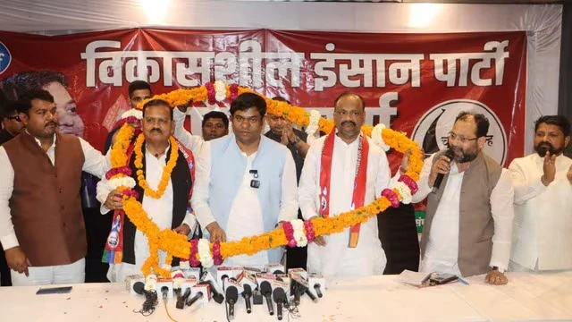यूपी: ओपी राजभर को बड़ा झटका, सुभासपा के प्रदेश अध्यक्ष ने थामा VIP का दामन