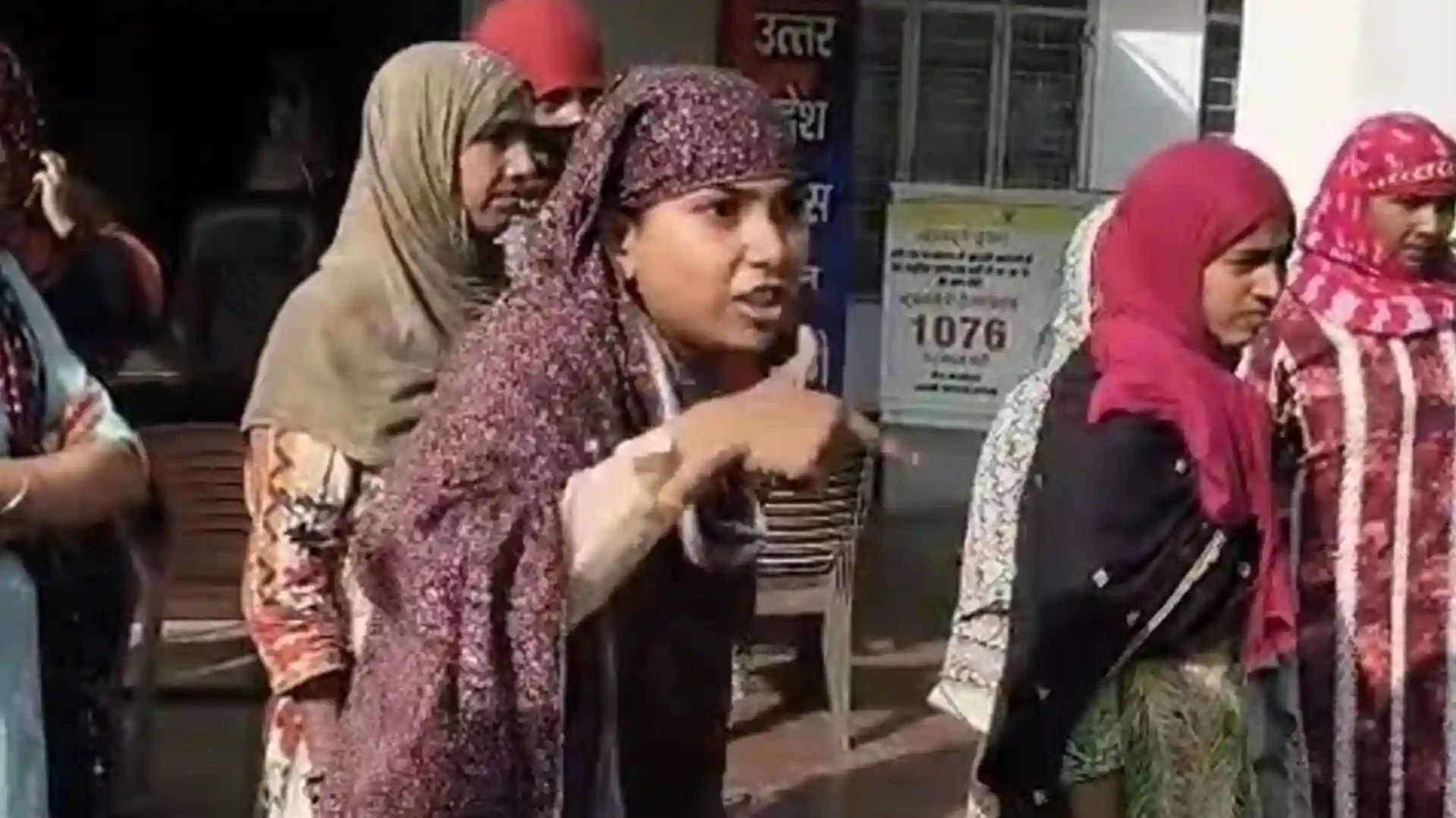 मुजफ्फरनगर: सिखेड़ा थाने में महिलाओं का हंगामा, पुलिस पर लगाए गंभीर आरोप