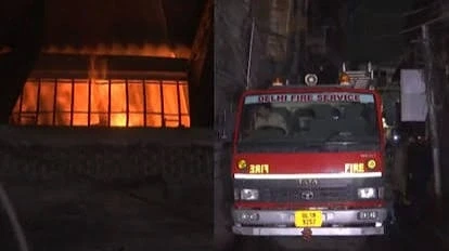 दिल्ली: चावड़ी बाजार में आग लगने से हड़कंप, ऊपरी मंजिल तक फैली आग